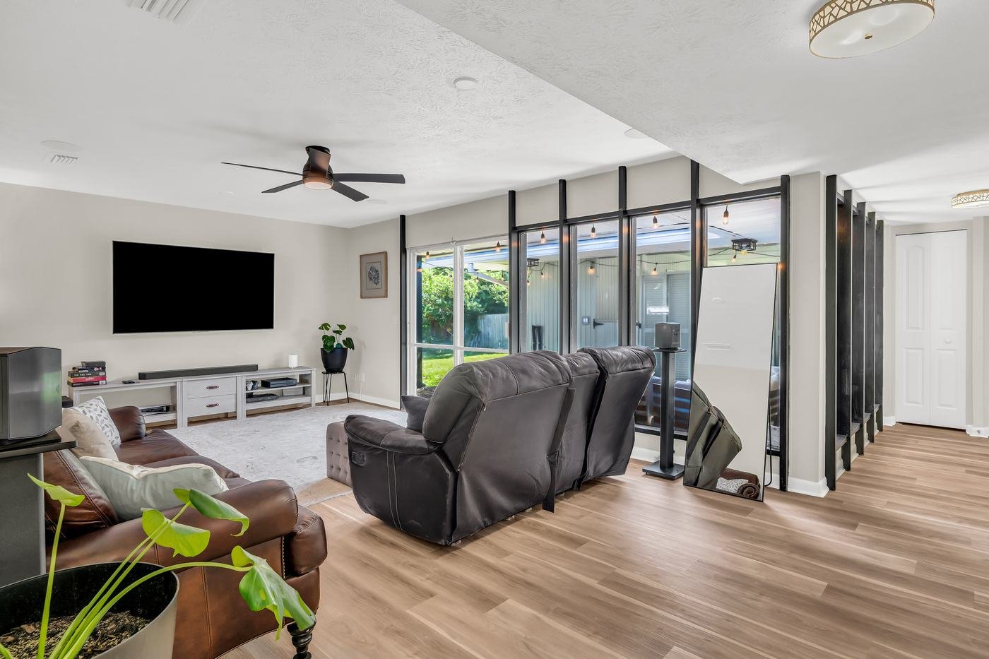 Jacksonville furnished rental living room