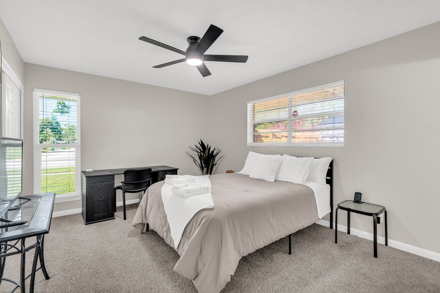 Queen bedroom in Mandarin Jacksonville furnished rental