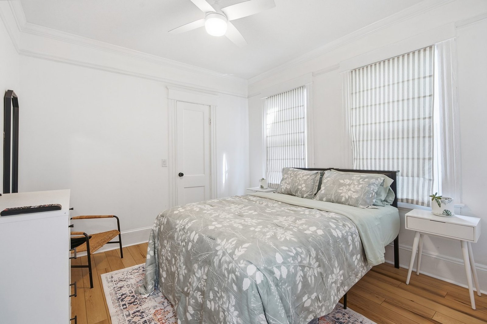 Queen bed in Riverside apartment